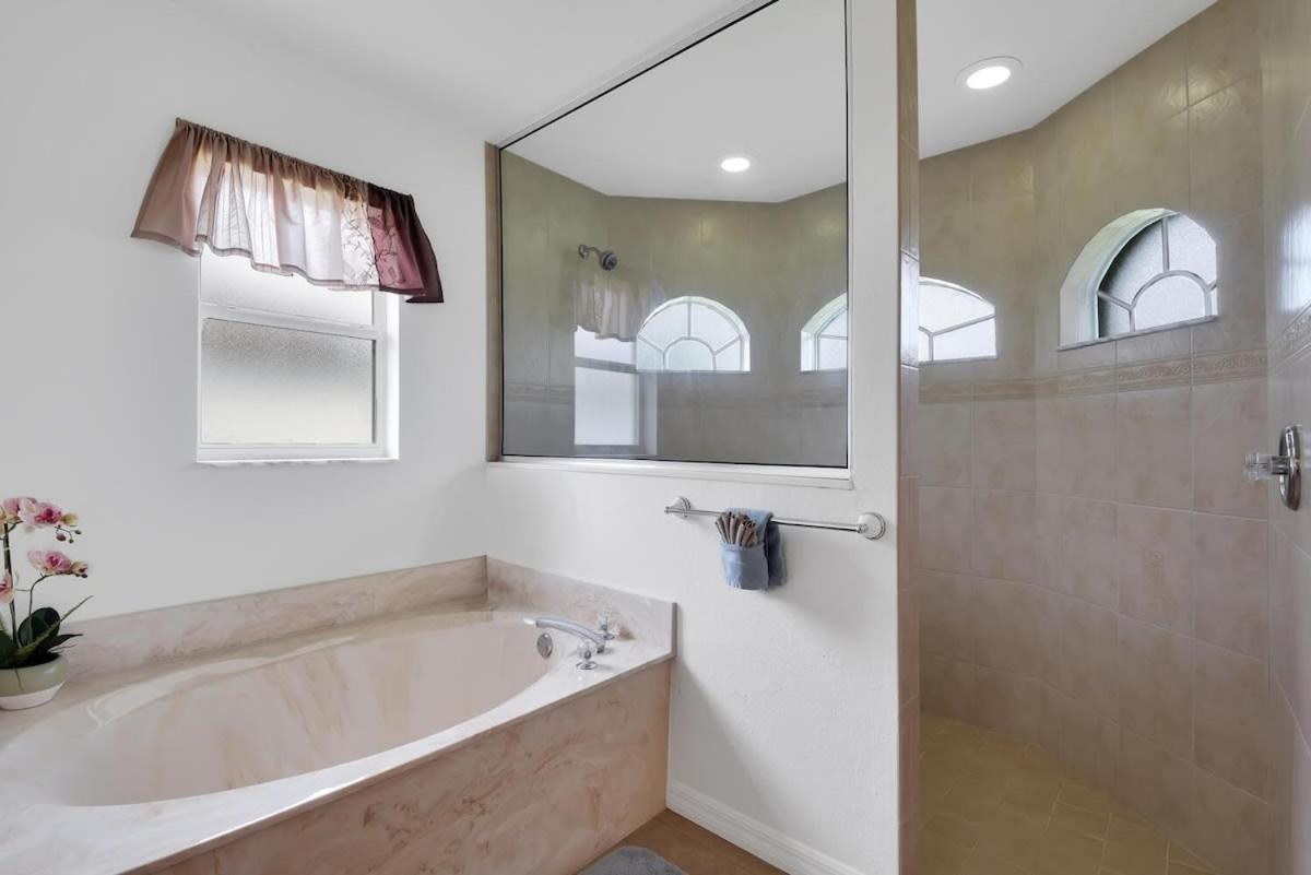 Sunshine Retreat Heated Pool On Canal Cape Coral