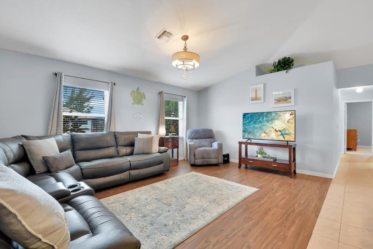 Sunshine Retreat Heated Pool On Canal Cape Coral