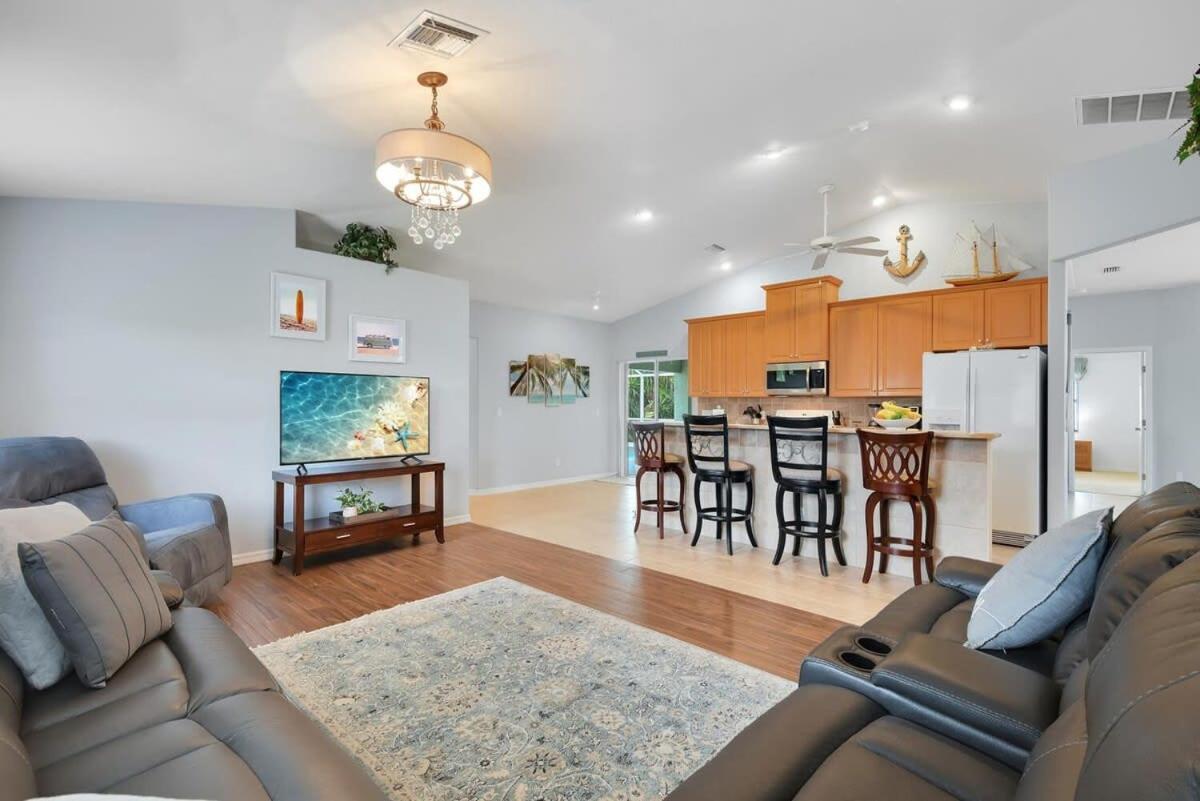 Sunshine Retreat Heated Pool On Canal * Cape Coral