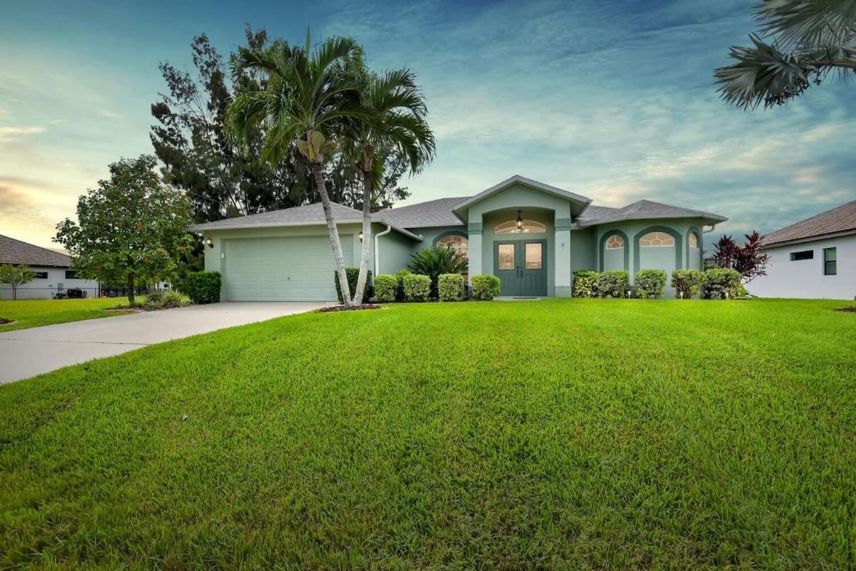 Sunshine Retreat Heated Pool On Canal Hébergement de vacances Cape Coral