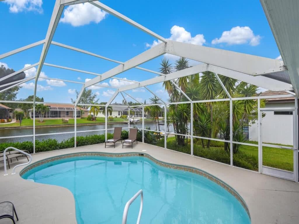 Sunshine Retreat Heated Pool On Canal Cape Coral